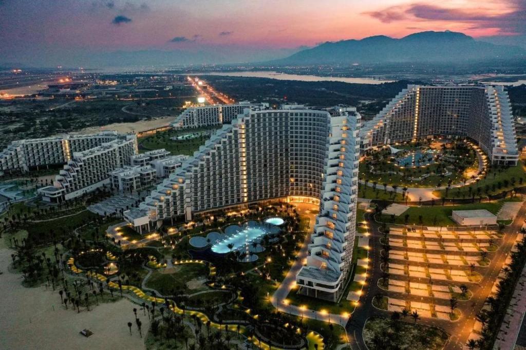 Курортный отель The Empyrean Cam Ranh Beach Resort - главное фото