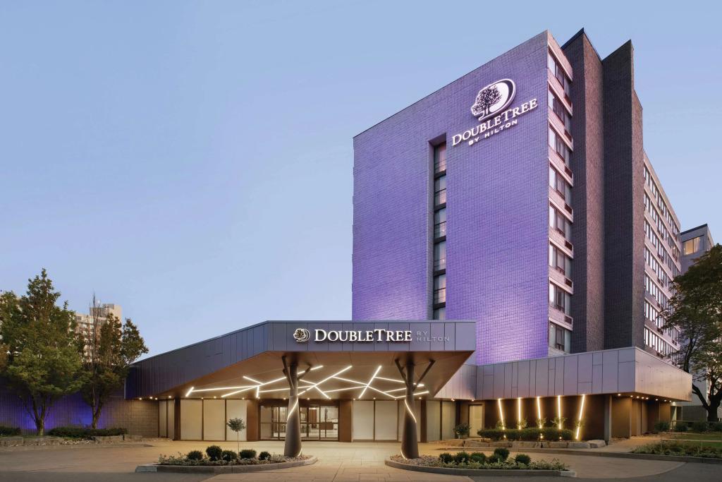 DoubleTree by Hilton Toronto Airport West - главное фото