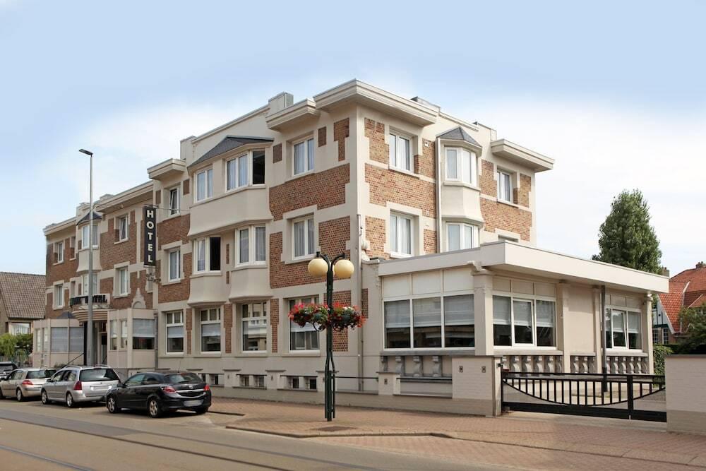 Ambassador Hotel - главное фото