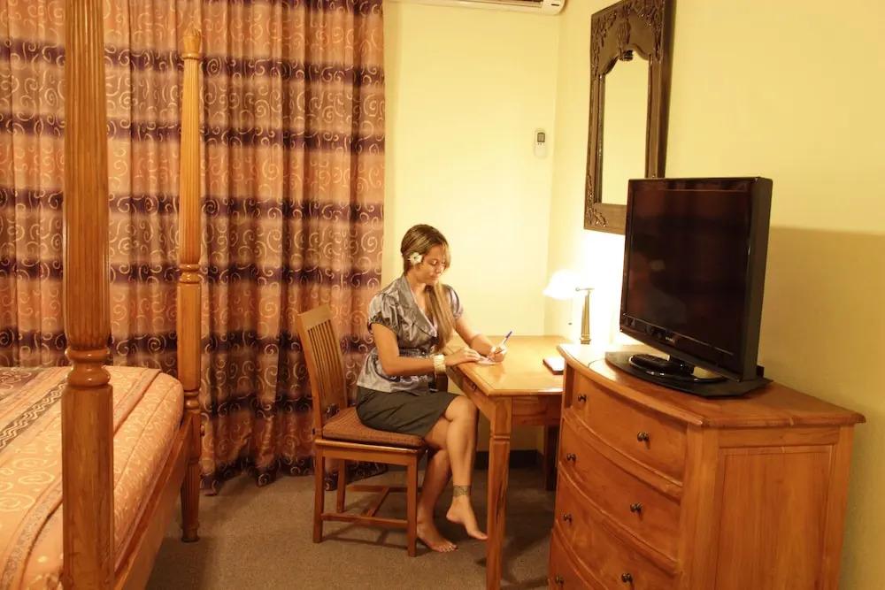 Tradewinds Hotel - главное фото