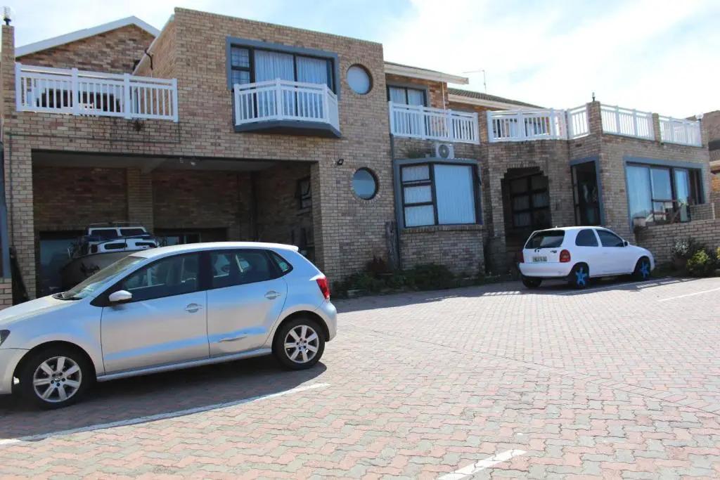 Bluewater Beachfront Guesthouse - главное фото