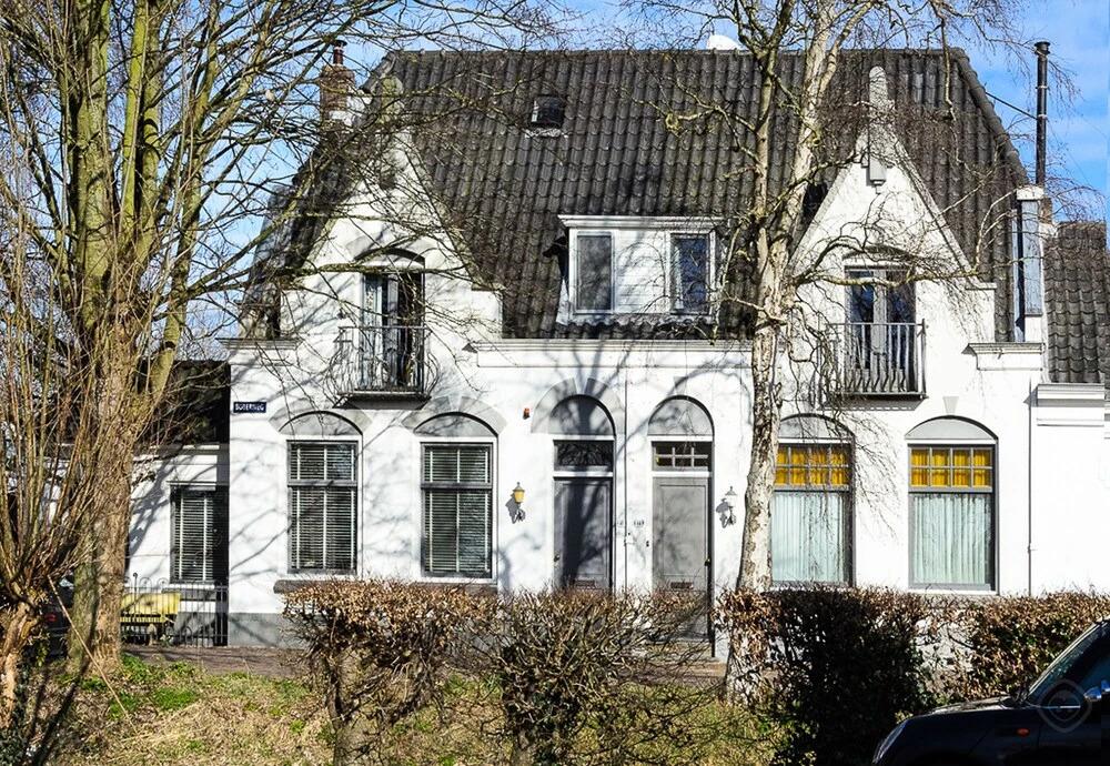 Elegant Riverside Apartment - главное фото