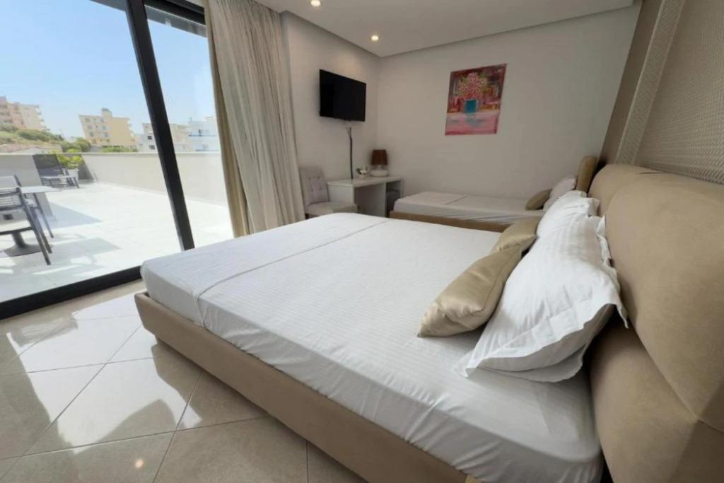 The Queen's Lion - главное фото