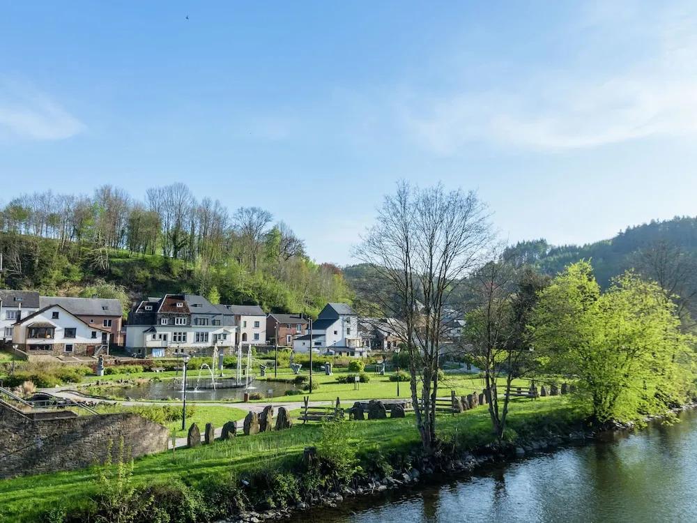 Perfect Spot on Edge of Large Woods with Hot Tub - главное фото