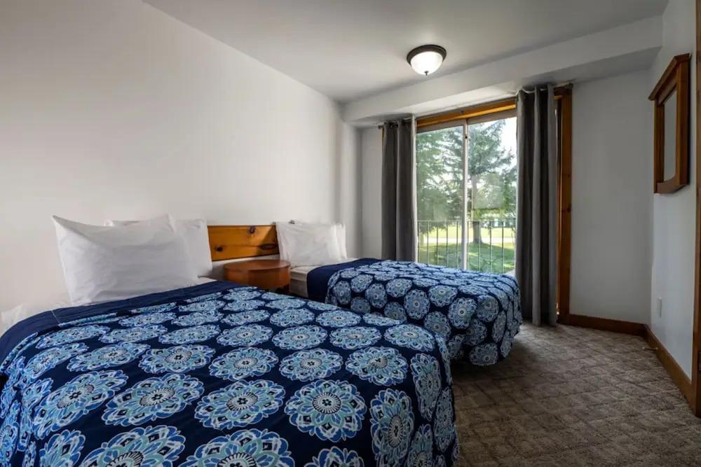 Spacious 8 bdrm Blue Mountain Cottage, Perfect for Large Groups, Private Beach, BBQ, Hot Tub, Sauna - главное фото