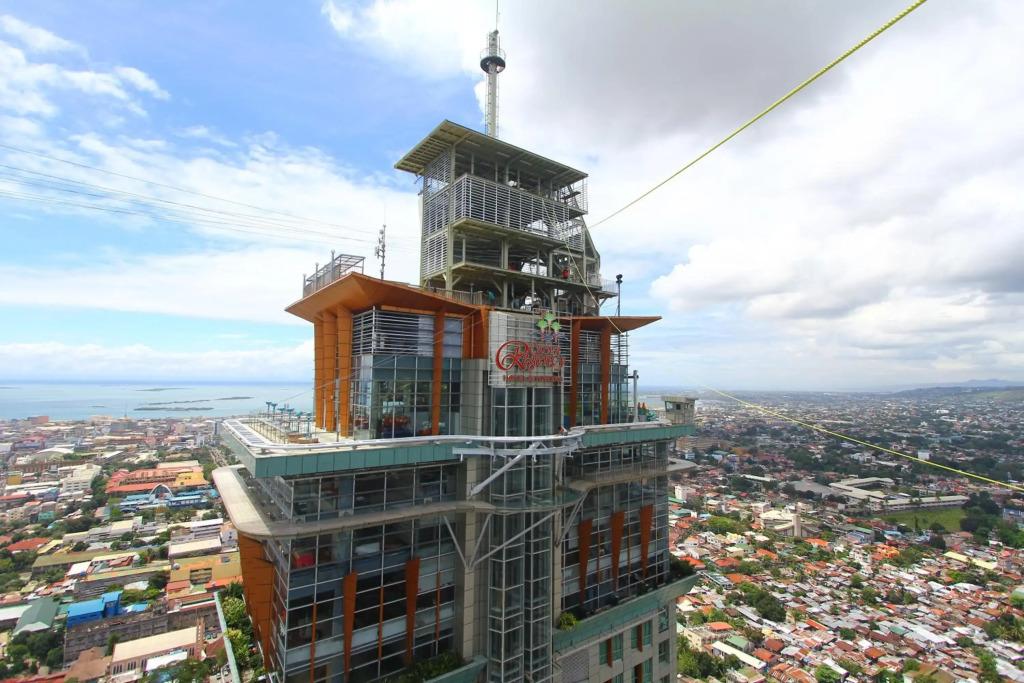 Crown Regency Hotel and Towers - главное фото