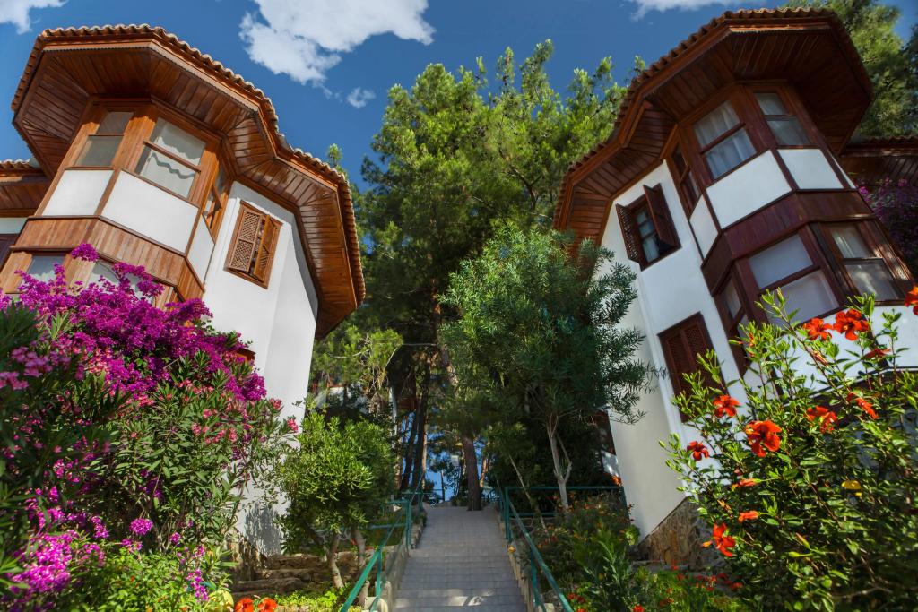 Отель Club & Hotel Letoonia - главное фото