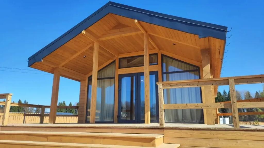 Коттедж Экоранчо Лодж-студия с панорамной ванной и сауной - главное фото