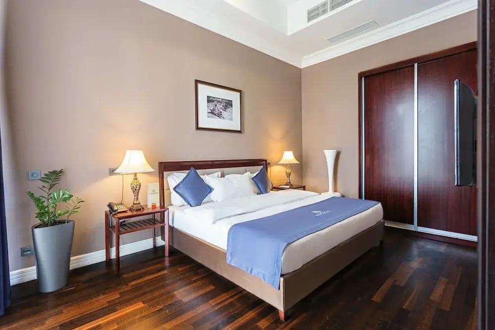 Отель Ambassador - главное фото