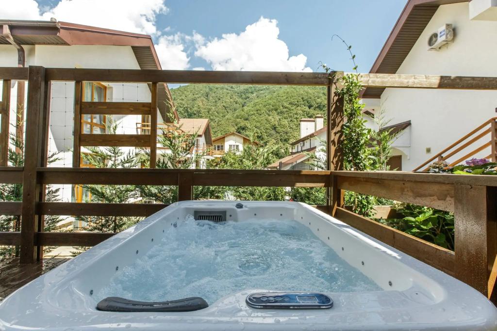 Частный Дом напротив казино с личной парковкой - главное фото