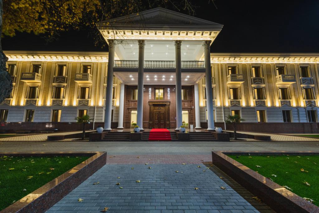 Отель Zarafshon Parkside Hotel - главное фото