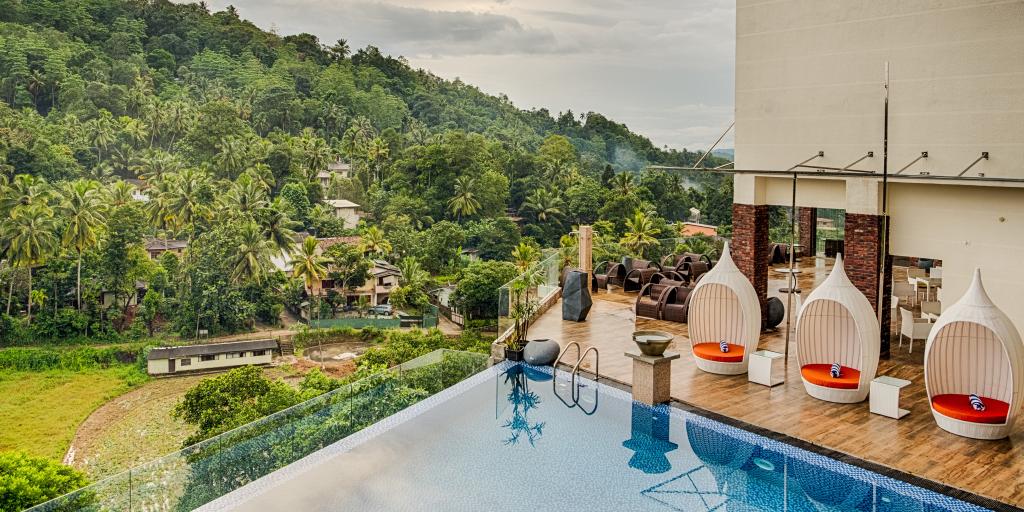 Отель The Golden Crown - главное фото