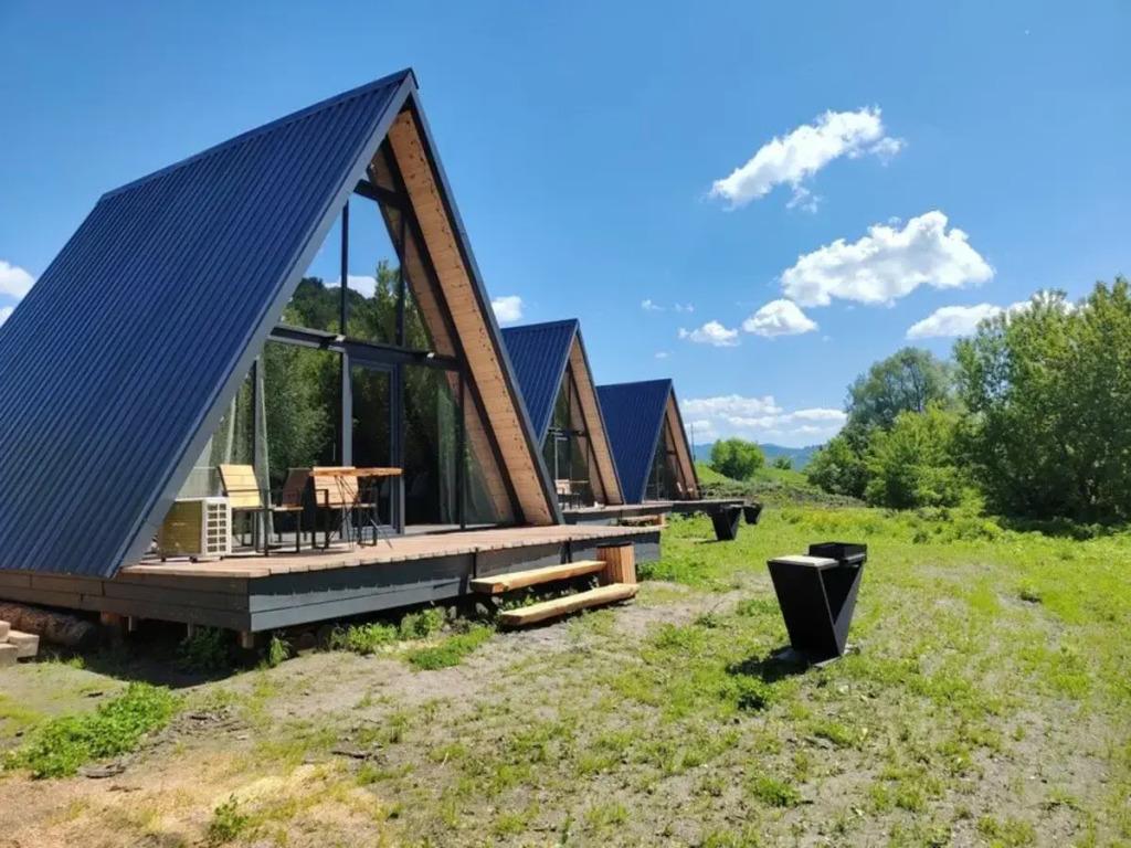 Шале двухэтажный А-фрейм с панорамным остеклением и террасой - главное фото