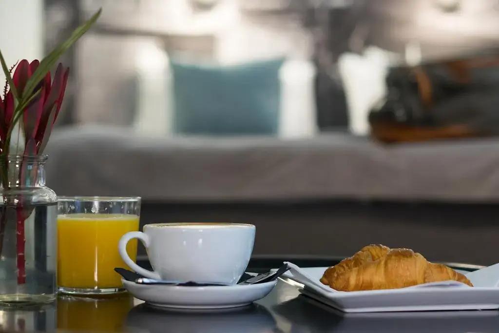 Отель Four Seasons Inn - главное фото