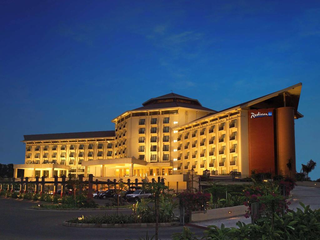 Отель Radisson Blu Dhaka Water Garden - главное фото