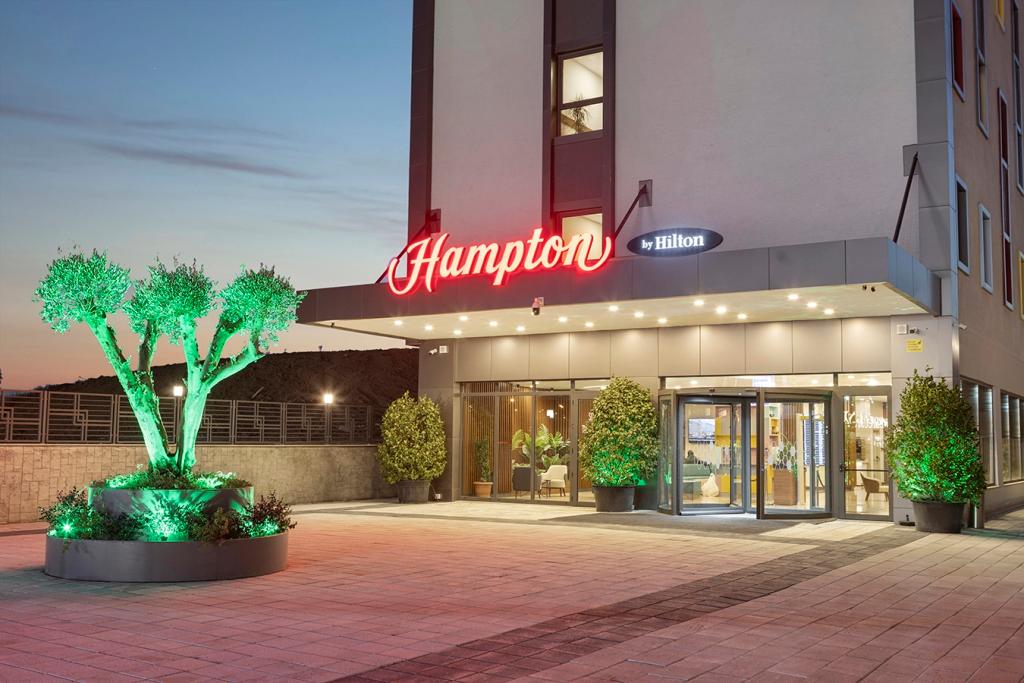 Отель Hampton by Hilton Istanbul Arnavutkoy - главное фото