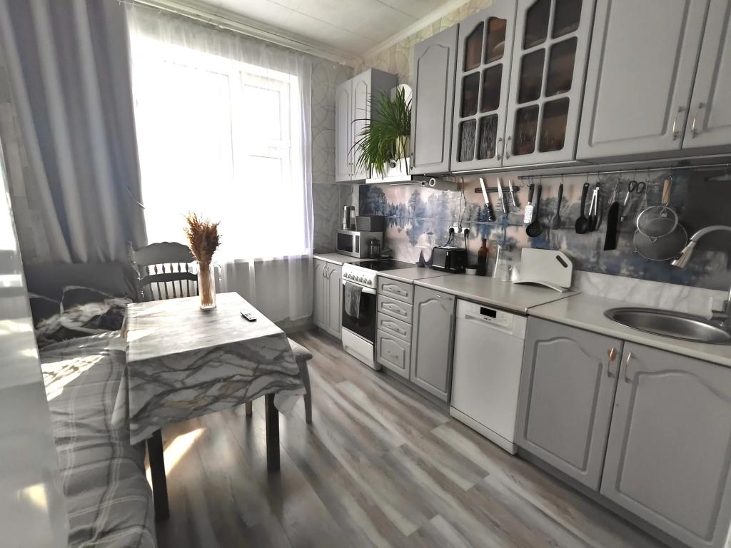 Квартира уютная с большой кухней - главное фото