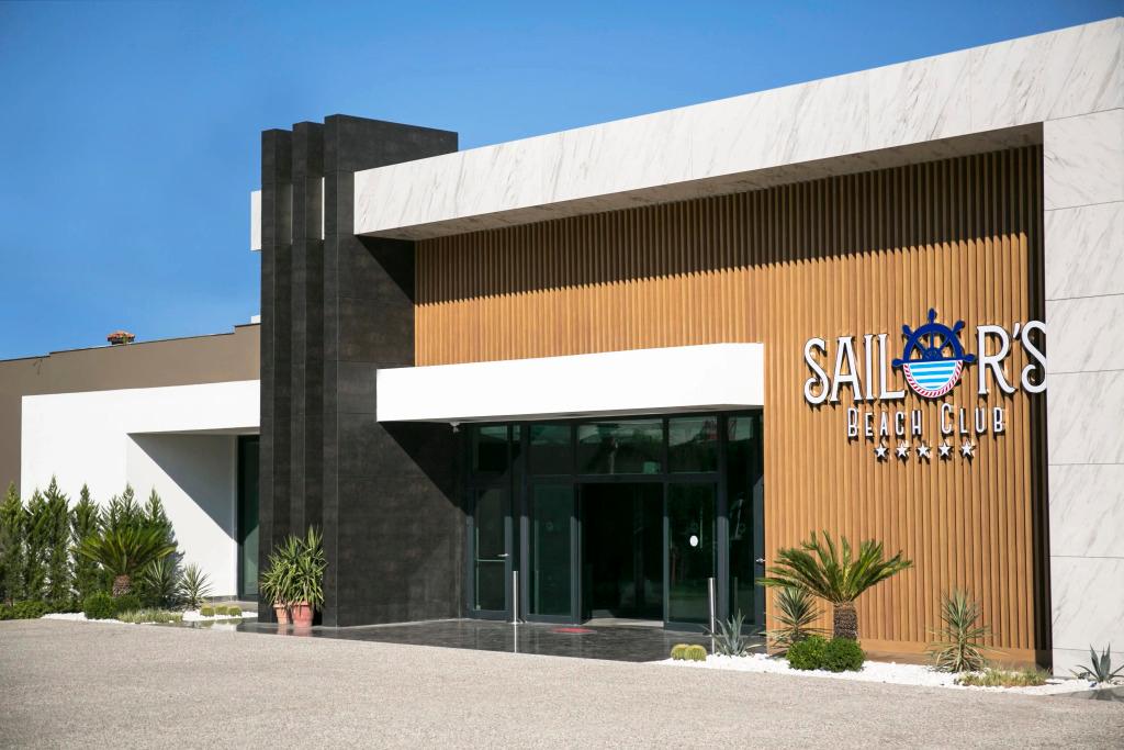 Отель Sailor's Beach Club - главное фото