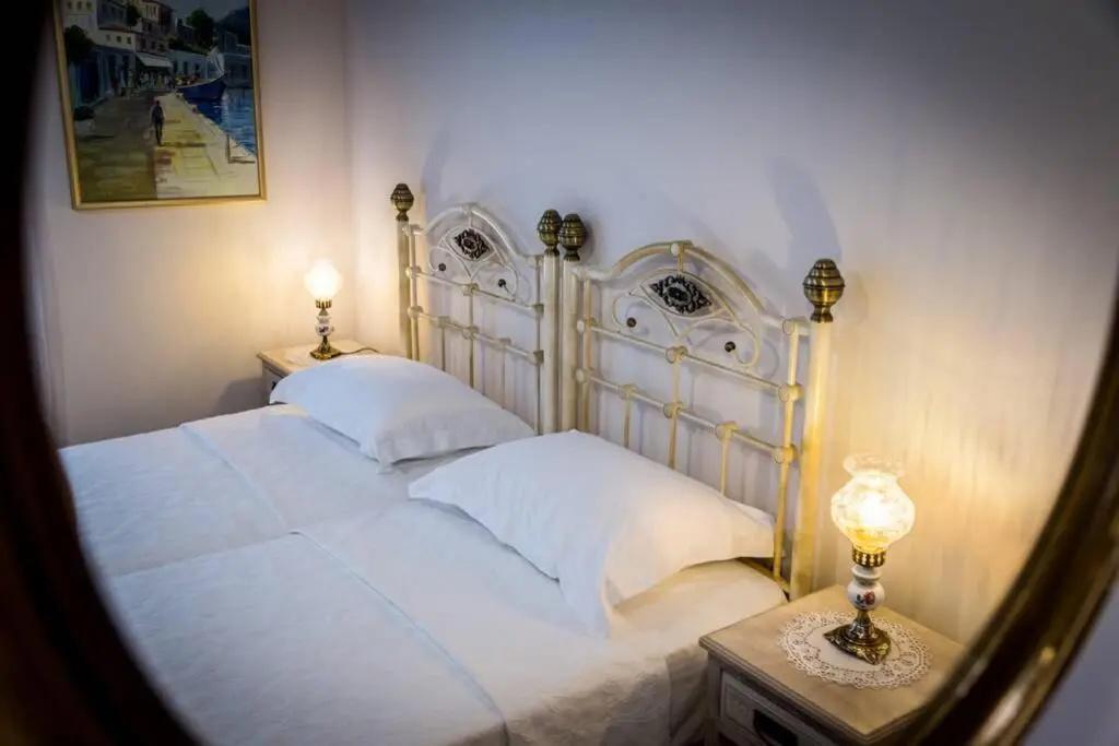 Neoclassical apartment with 2 bedrooms in Piraeus - главное фото