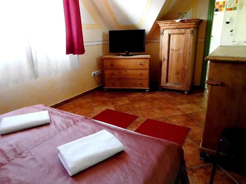 Charlie Vendéglő & Panzió - главное фото