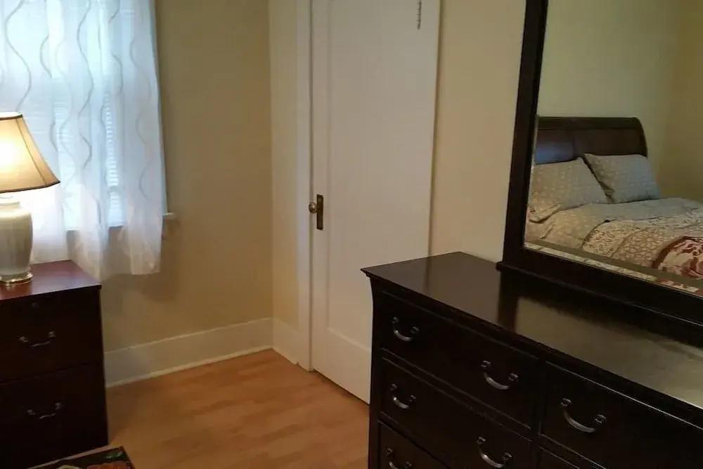 Lovely 1 King Bed- Walk Downtown Pet Ok - главное фото