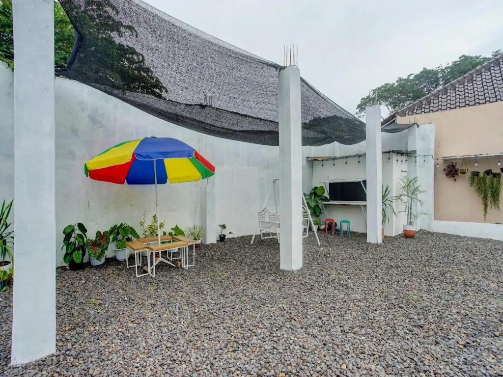 OYO 90124 Oemah Ratu Hostel Syariah - главное фото