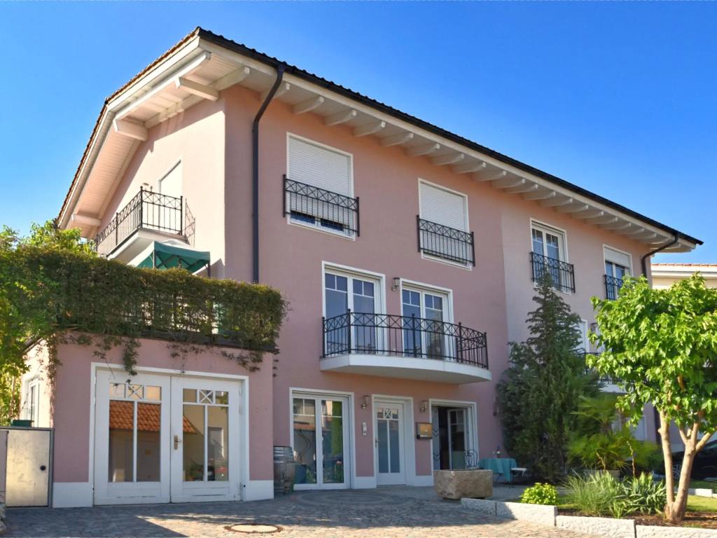 Charming Apartment With Terrace in Deggendorf - главное фото