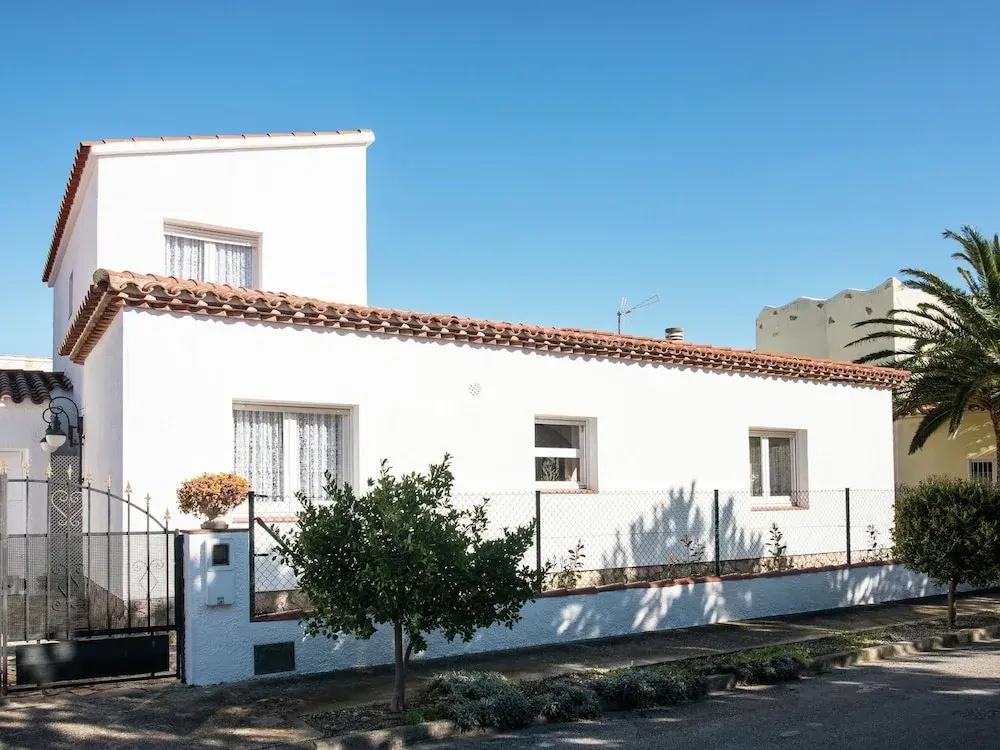 Beautiful Holiday Home Near Beach in Catalonia - главное фото