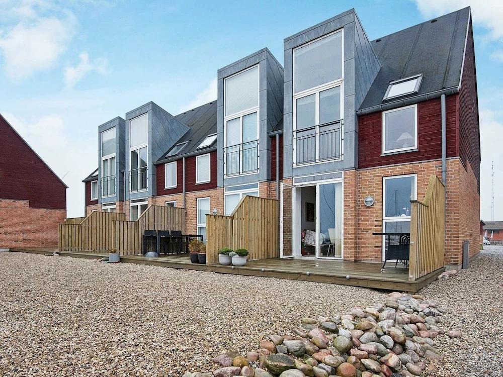 Lovely Holiday Home in Glesborg Near Sea - главное фото