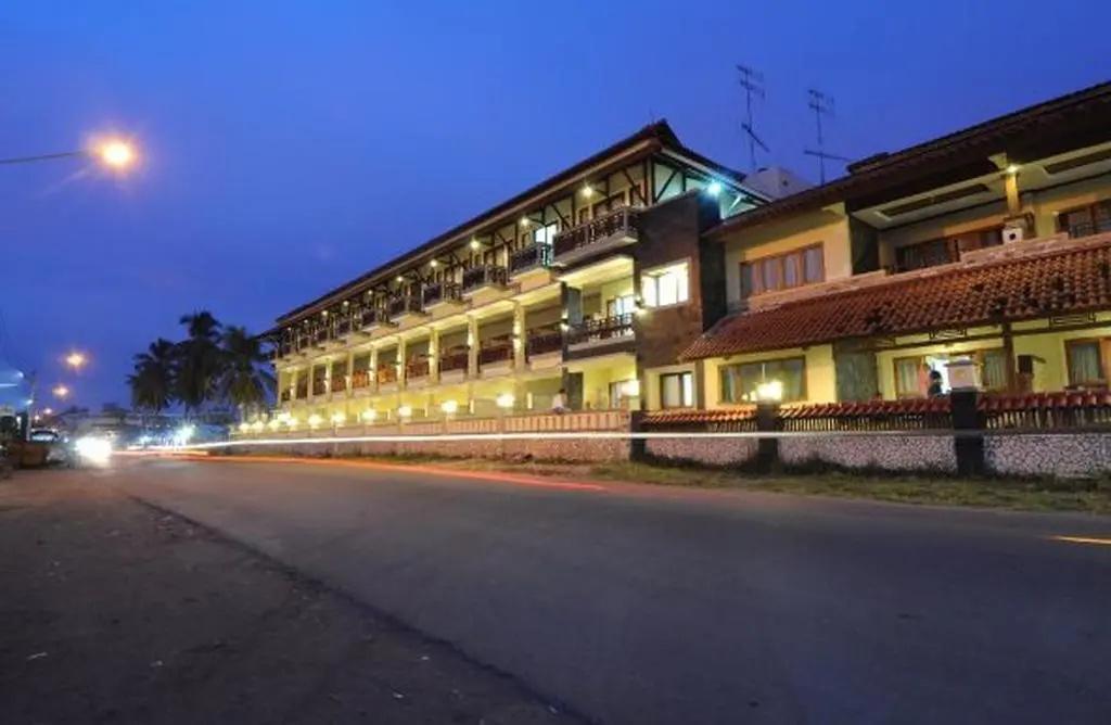 Surya Kencana Seaside Hotel - главное фото
