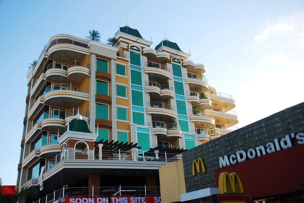 Fields Plaza Suites - главное фото