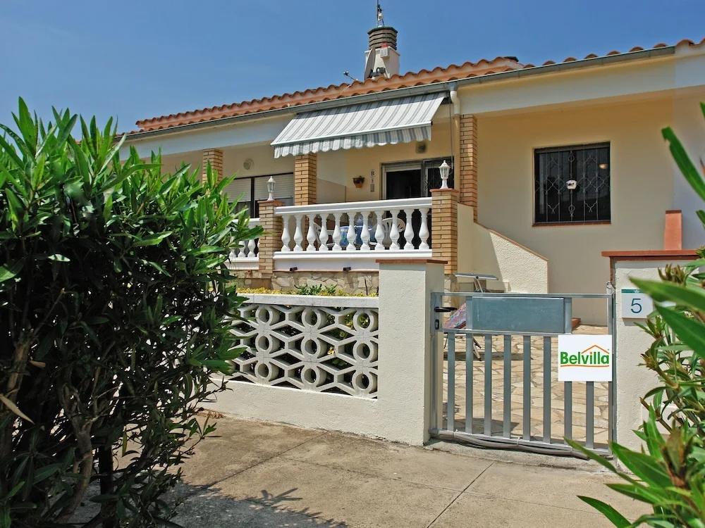 Delightul Holiday Home in St Pere Pescador With Terrace - главное фото