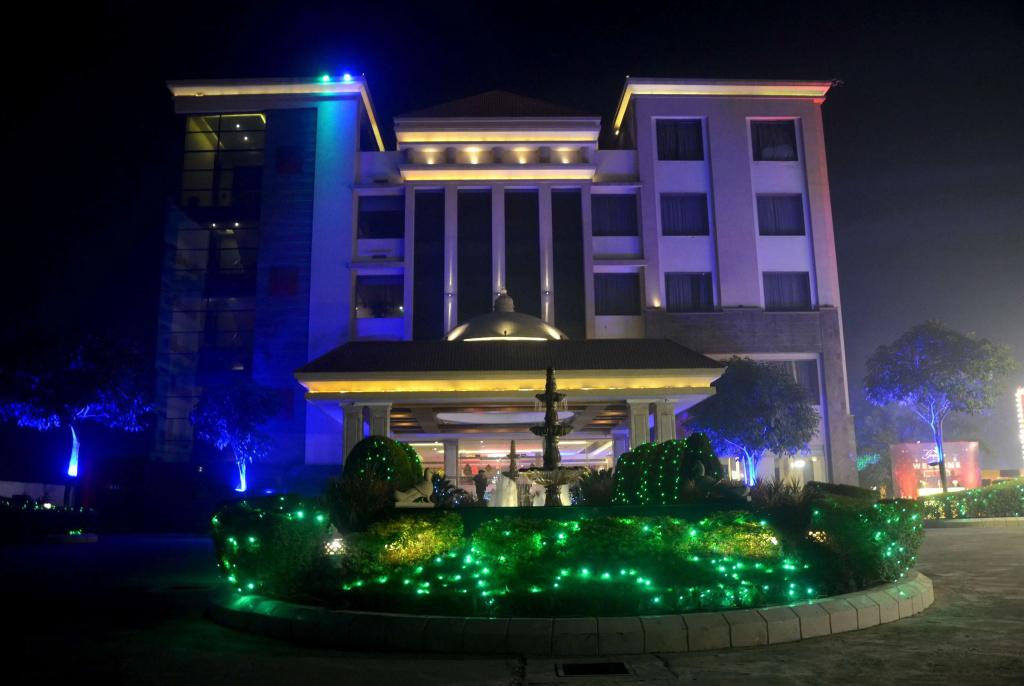 Ramada by Wyndham Varanasi Katesar - главное фото