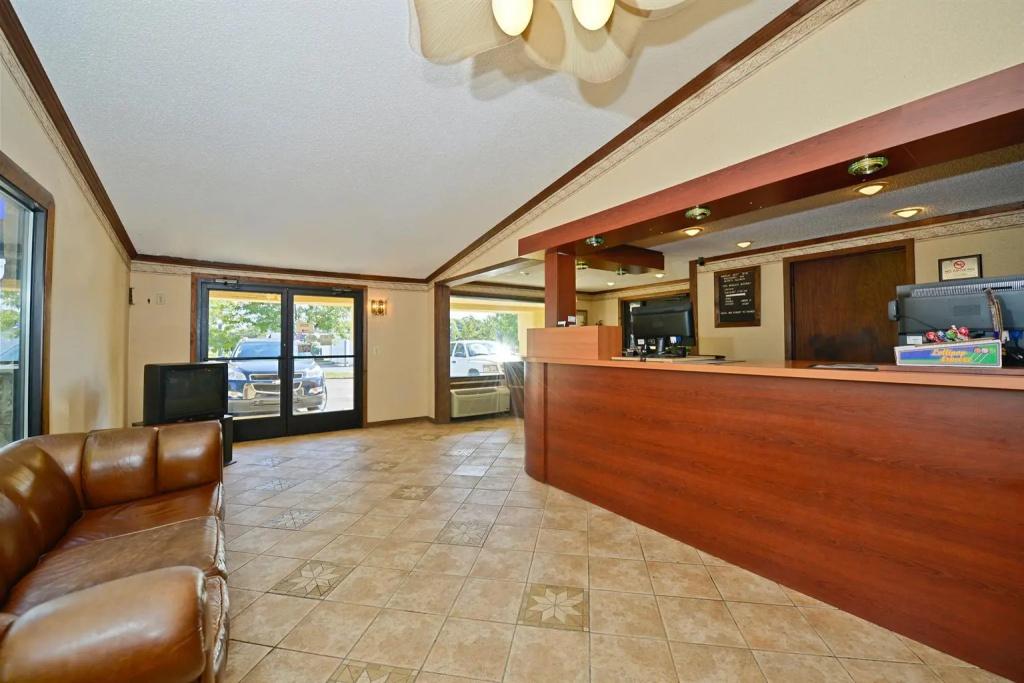 Americas Best Value Inn & Suites Warren Detroit - главное фото