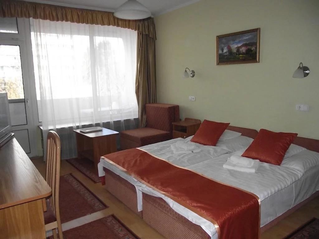 Hotel Három Hattyú - главное фото