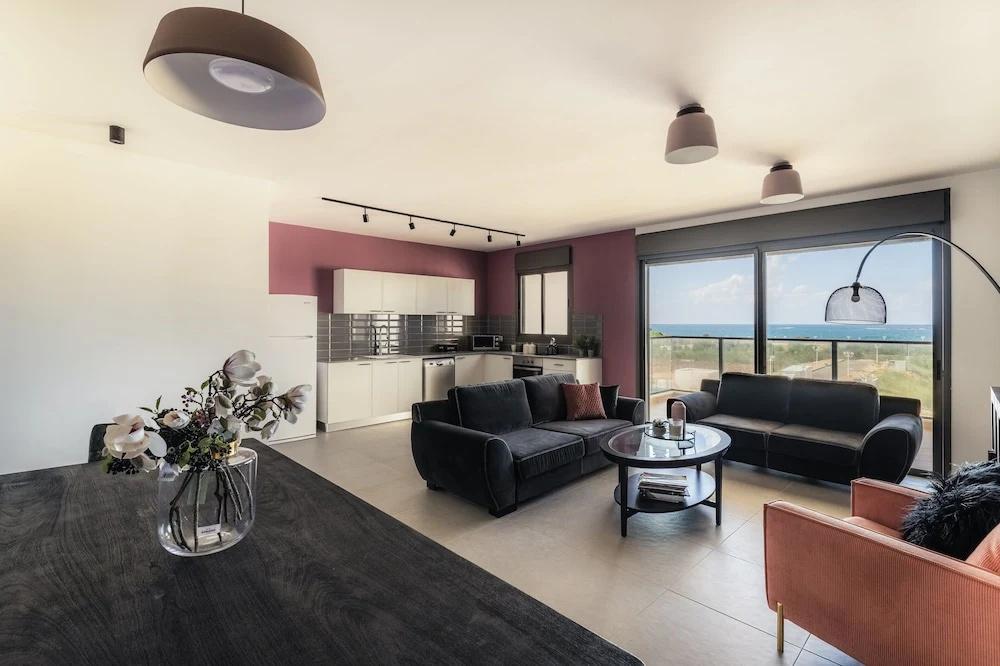 Stunning 4Bd Apt w/ Balcony, Parking & Sea Views by Sea N' Rent - главное фото