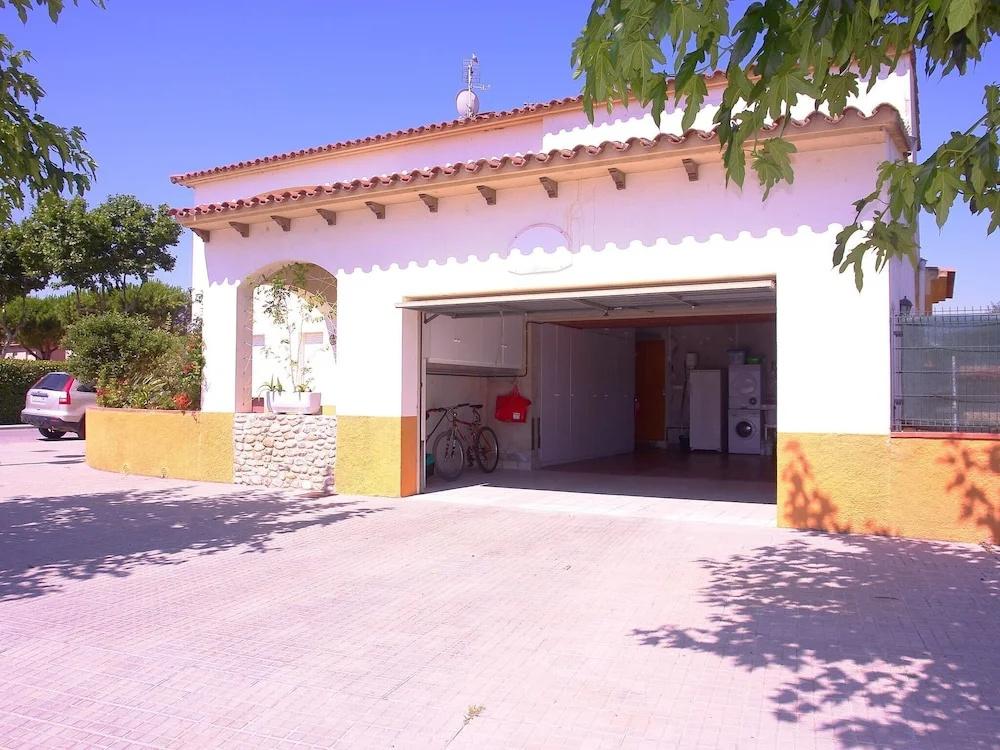 Boutique Holiday Home in Sant Pere Pescador With Garden and Garage - главное фото