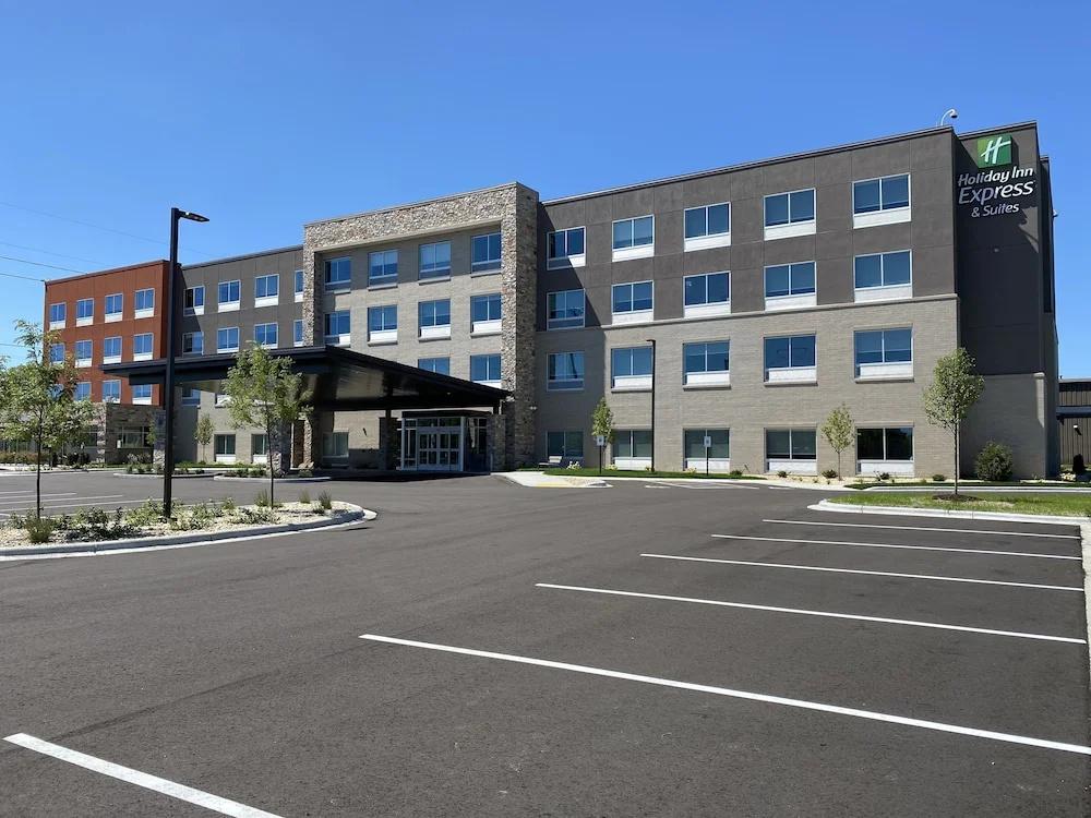 Holiday Inn Express & Suites Madison West Middleton - главное фото