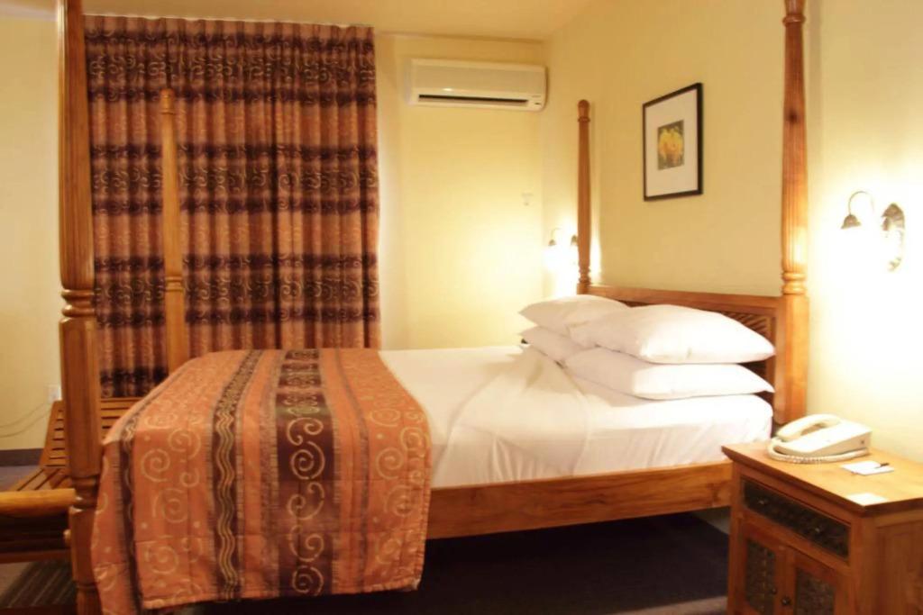 Tradewinds Hotel - главное фото