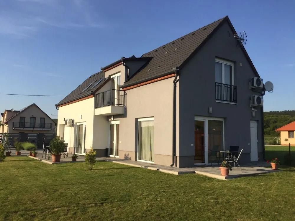 Szabolcs Apartments - главное фото