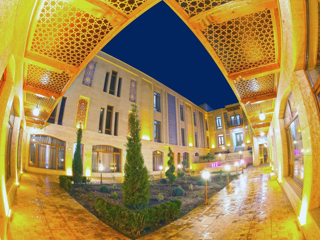 Отель Caravan Plaza - главное фото
